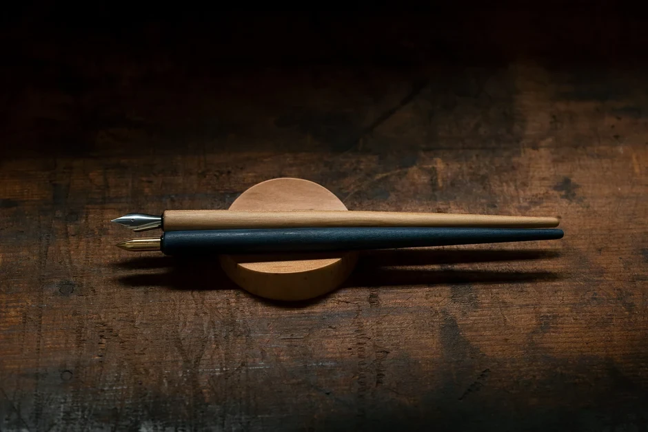 Kakimori pen rest - sakura wood