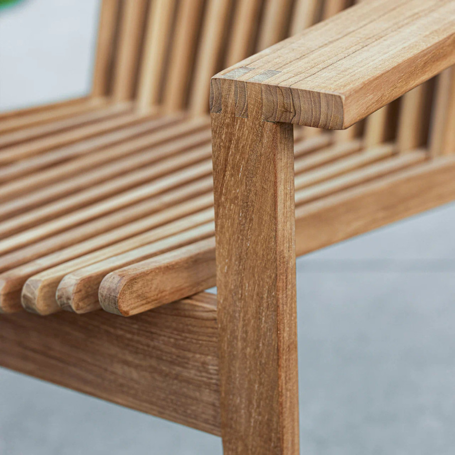 Close-up of Amaze lounge chair in teak