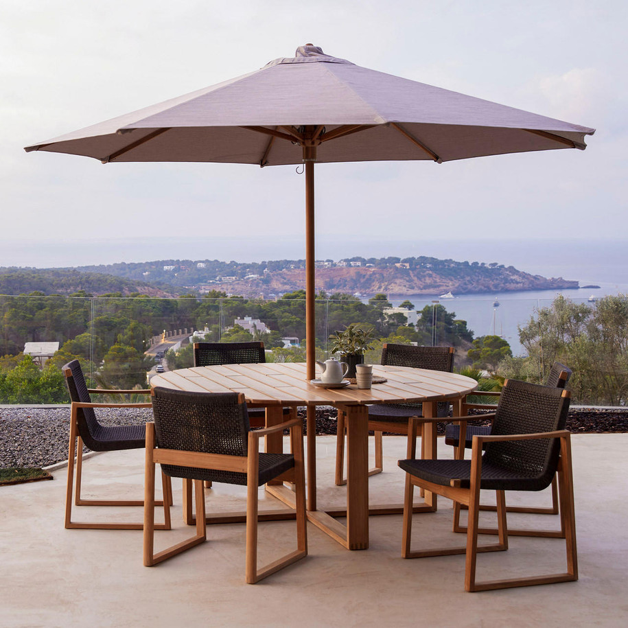 Cane-line Classic parasol 300cm attached to table.
