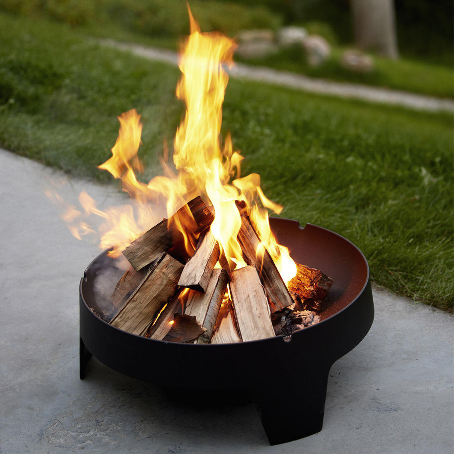 Cane-line Ember fire pit small ignited.