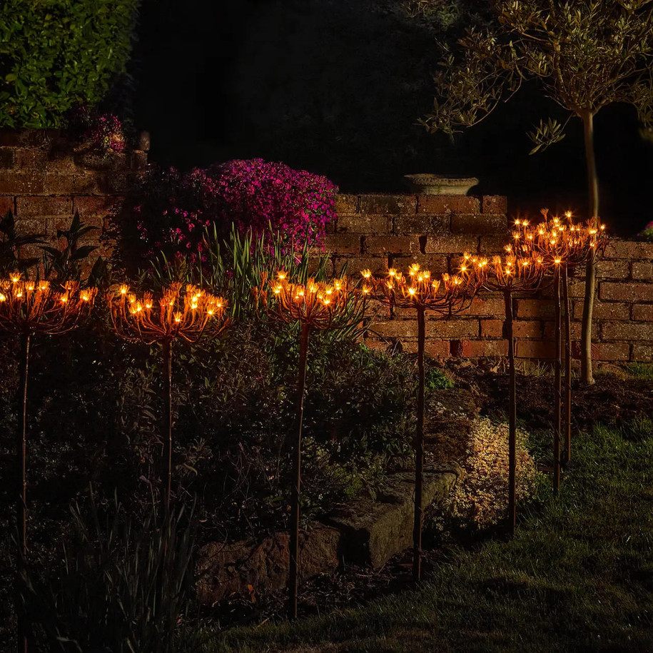 Lightstyle London Solar / Battery Wild Fennel in the garden.