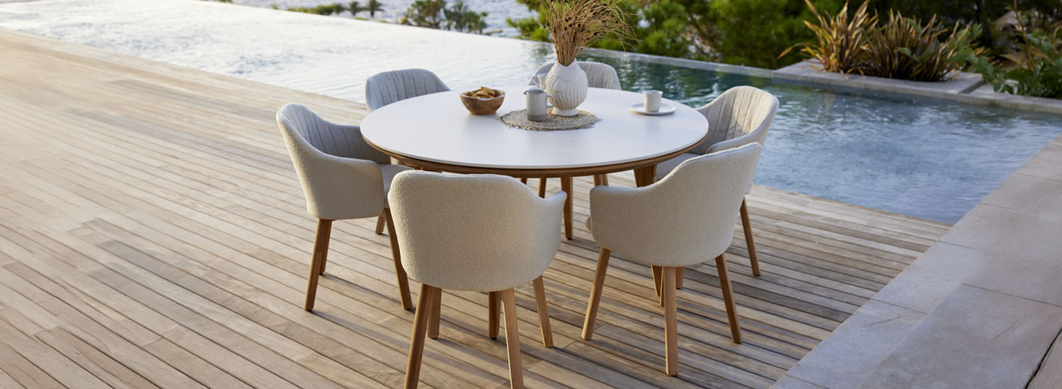 Cane-line outdoor round Aspect table with Choice chairs