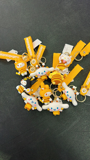 HELLO KITTY & FRIENDS - BEE KEYCHAIN (RUBBER) (RANDOM)