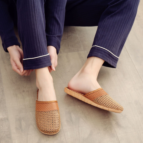 Woven Natural Fiber Closed-Toe Indoor House Slippers with Structured Texture and Breathable Feel