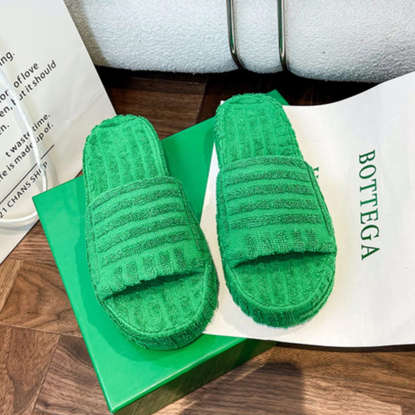 Plush Ribbed Open-Toe Indoor Slippers – Soft Textured Slides in Fresh Green and Cream