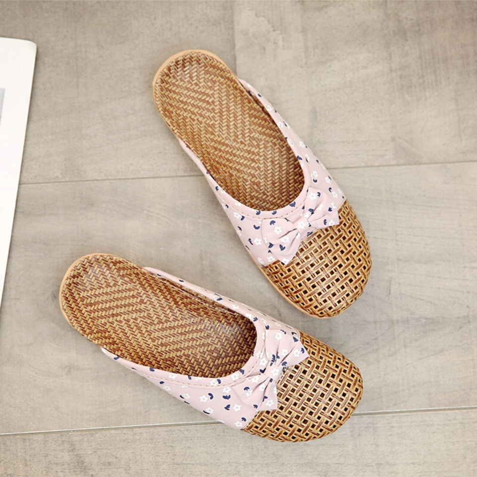 Woven Straw Closed-Toe Indoor Slippers for Women with Printed Fabric Upper and Lightweight Feel