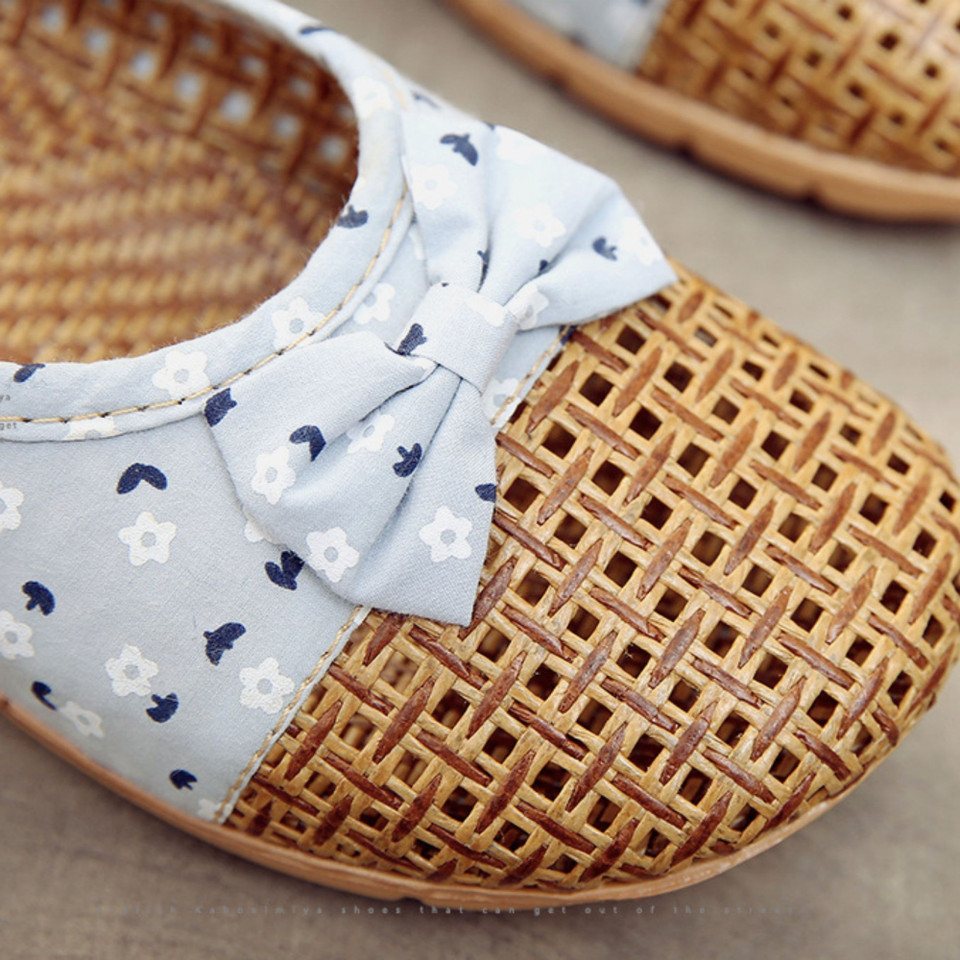 Blue floral woven closed-toe mule slippers