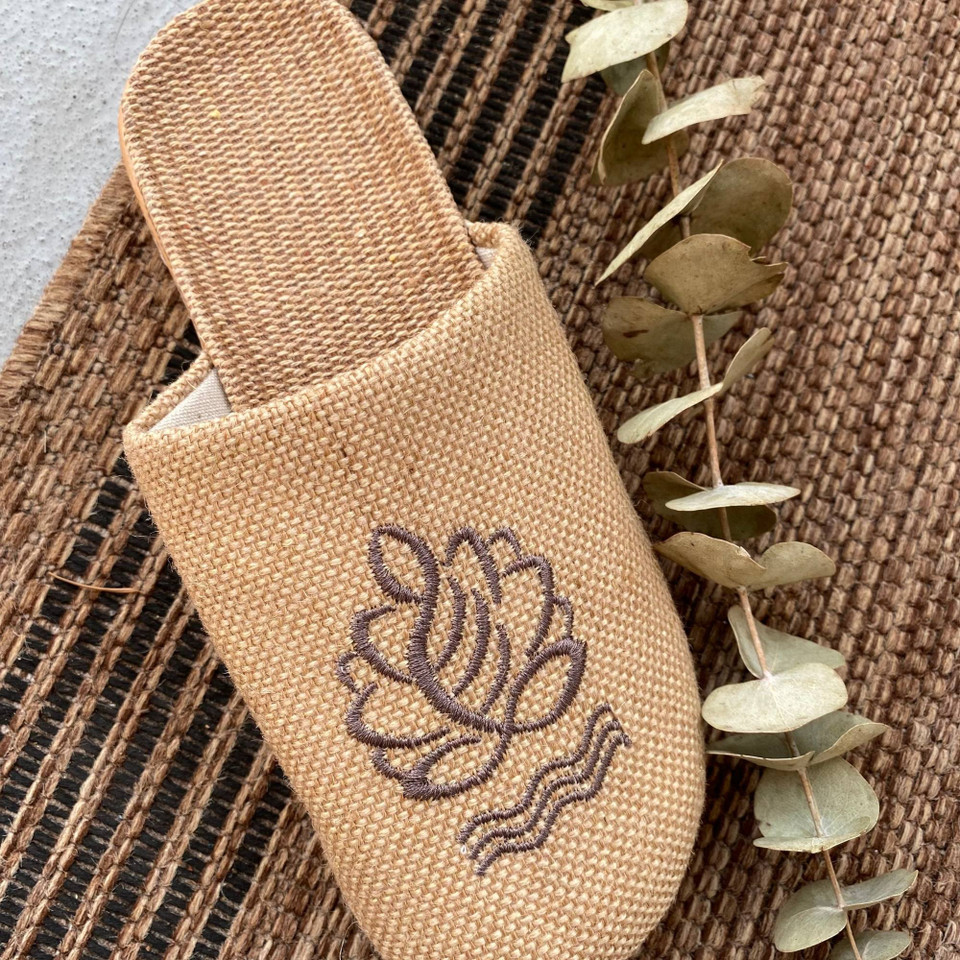 Lotus embroidery and woven-look upper detail