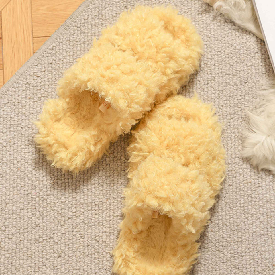 Cloudy Comfort Indoor Slides – Plush Faux Fur Slippers for Soft Home Moments