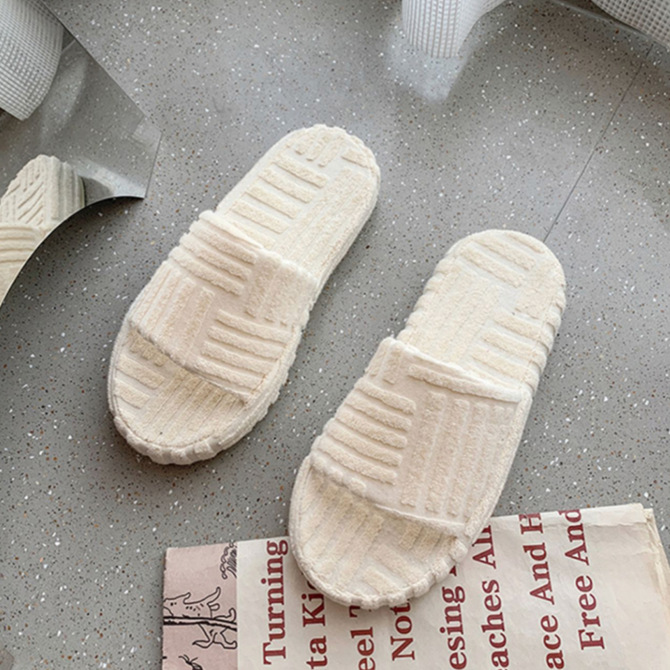 Plush Ribbed Open-Toe Indoor Slippers – Soft Textured Slides in Fresh Green and Cream