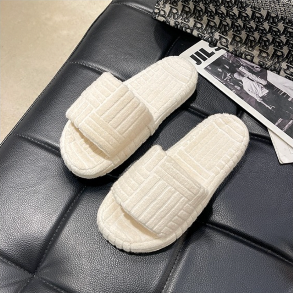 Plush Ribbed Open-Toe Indoor Slippers – Soft Textured Slides in Fresh Green and Cream