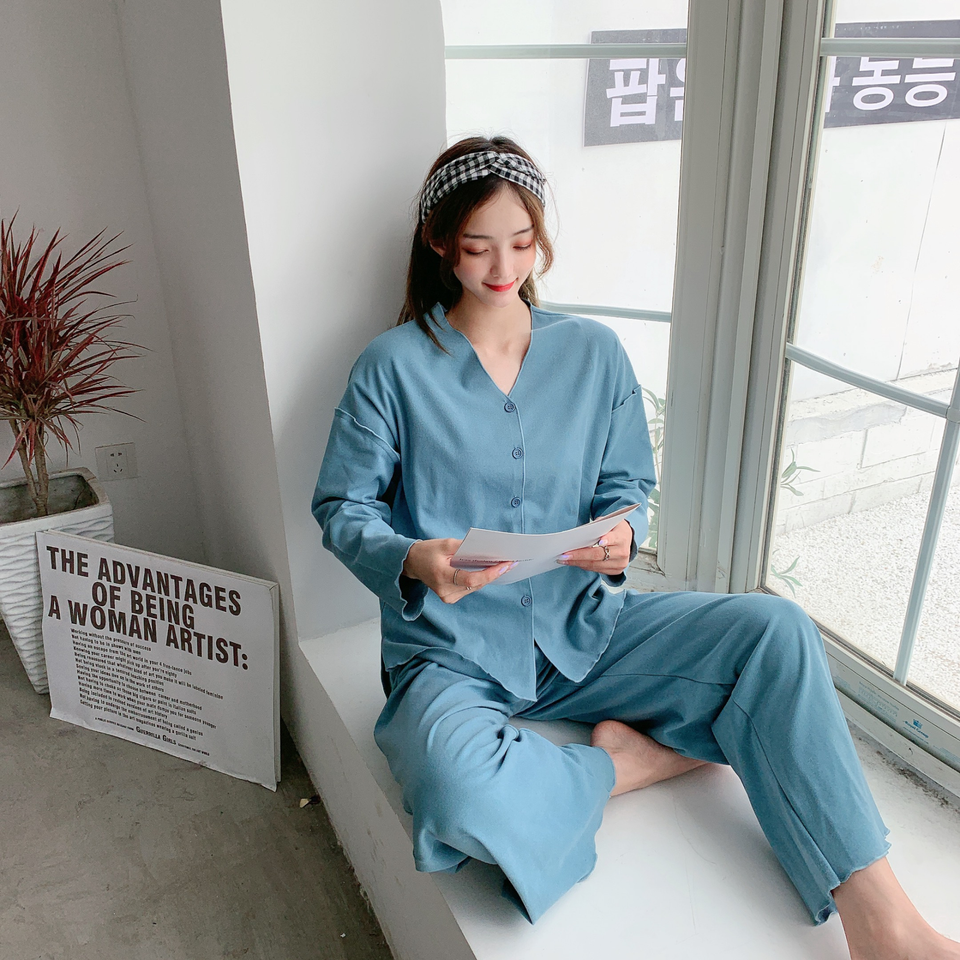 Soft Knit Lounge Set – V-Neck Pajamas in Cozy Derong Fabric