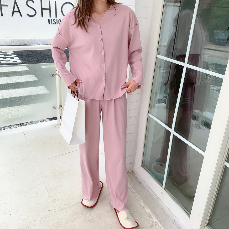 Soft Knit Lounge Set – V-Neck Pajamas in Cozy Derong Fabric