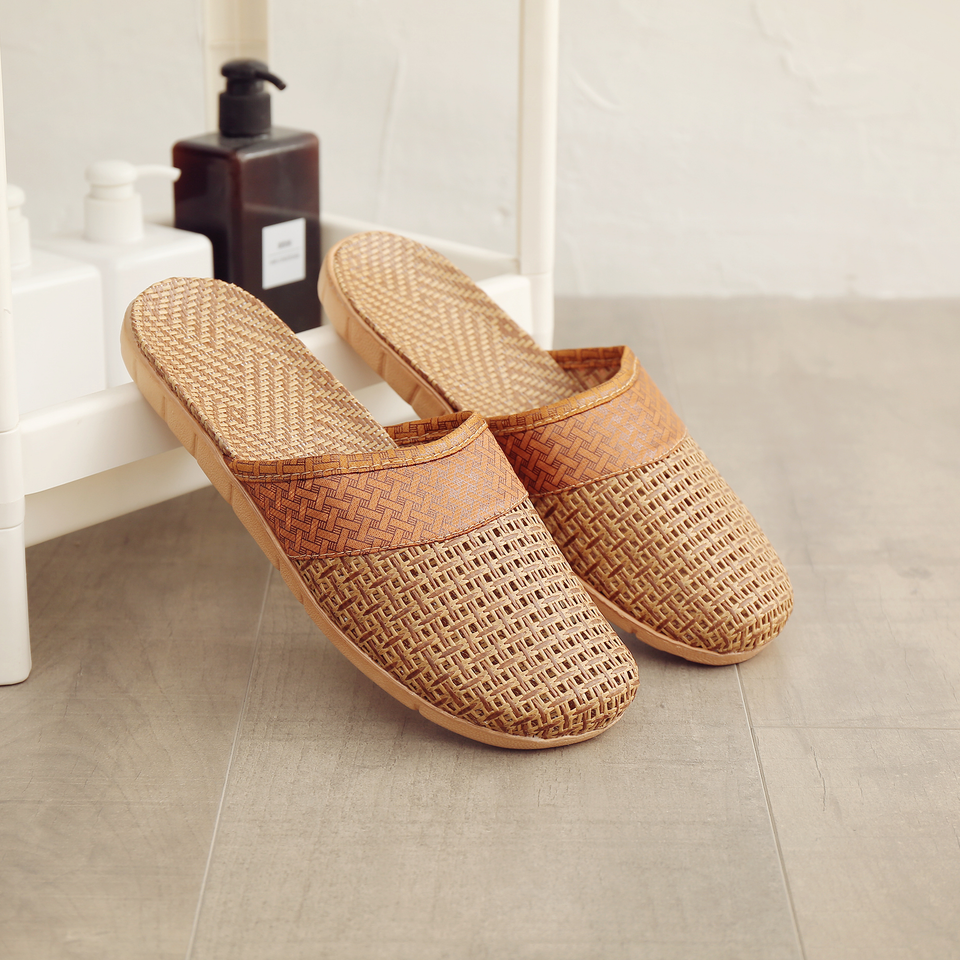 Men’s closed-toe house slippers - additional view