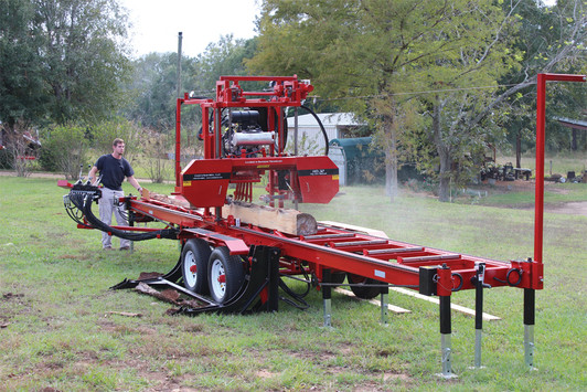 HD3238 sawmill sawing a yellow pine log HD3238 sawmill sawing a yellow pine log