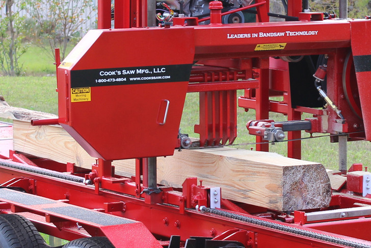 HD3238 sawing a log into a cant