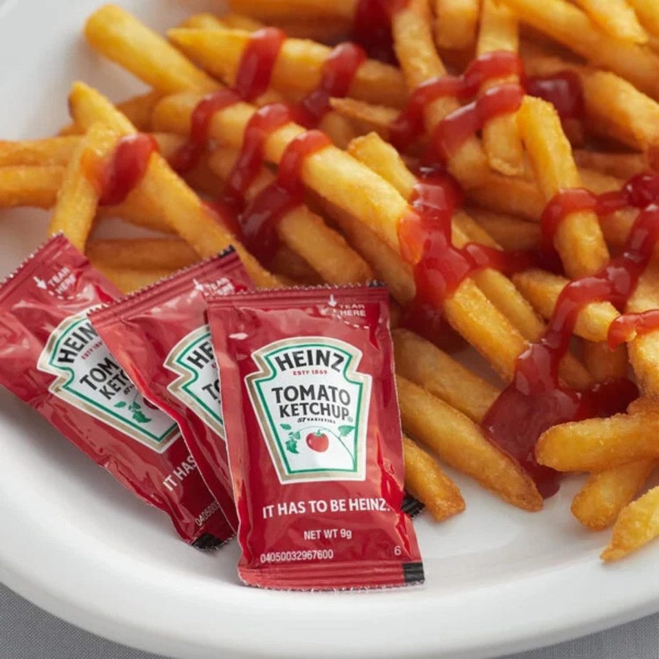 Kraft Heinz Ketchup, Single Serve Condiment Packets, 100 Count With By The Cup Spatula Knife