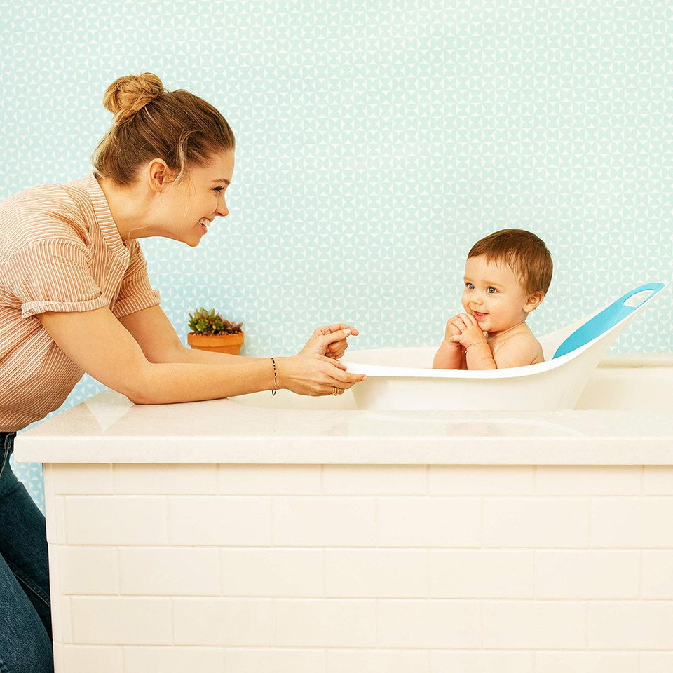 Munchkinã¢Â® Sit & Soakã¢Â Baby Bath Tub, 0-12 Months, White, 25 X 16.25 X 15 Inch