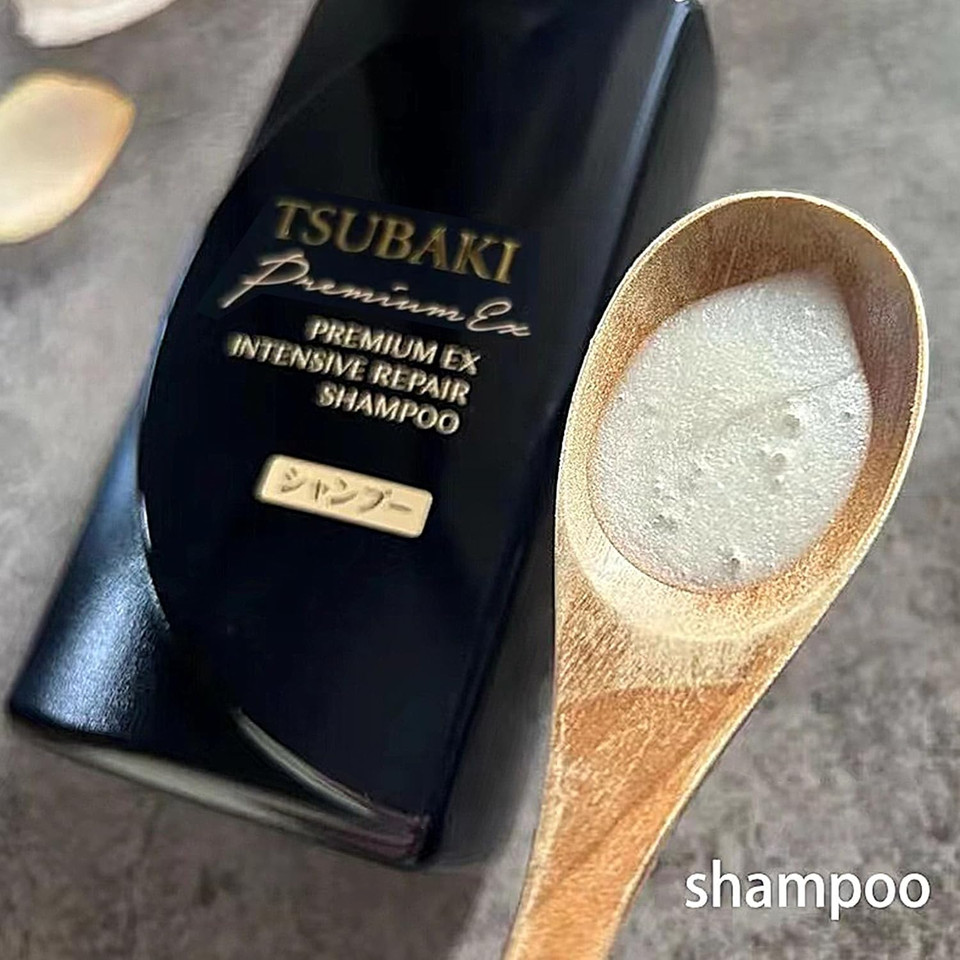 Shiseido TSUBAKI Premium Shampoo and Conditioner Set - Deep Moisturiser and Repair for Smooth, Shiny Hair, 490 ml x 2