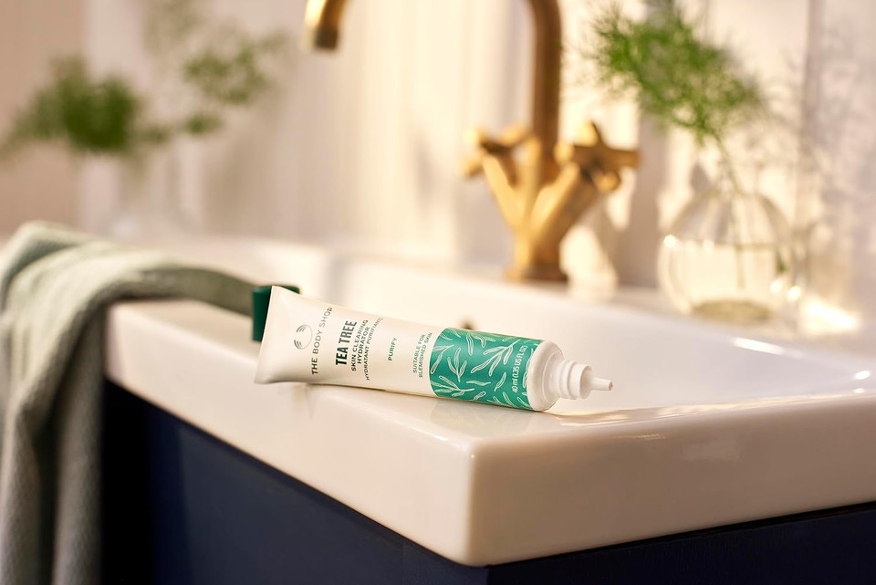 The Body Shop Tea Tree Moisturising Cream with Tea Tree Oil Controls Suet Oily Skin Smoothing Lightweight Formula Long-Lasting Hydration Up to 24 Hours Tube 40 ml