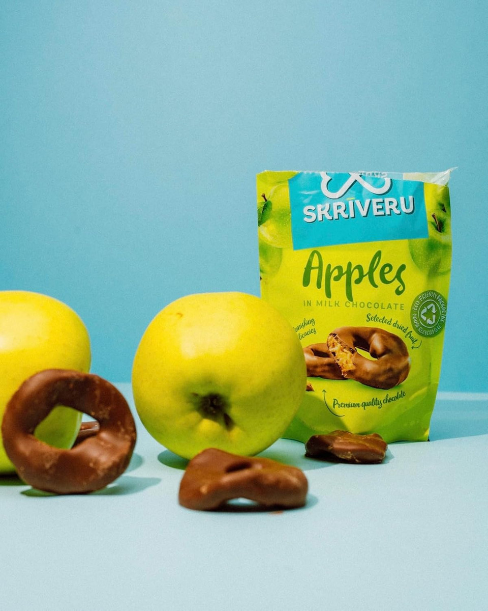 Skr?veru Apples in Milk Chocolate 100g  Belgian Chocolate Coated Dried Apples, Sweet & Tangy Treat, No Artificial Colors or Preservatives, Made with Premium Ingredients, 100% Recyclable Packaging