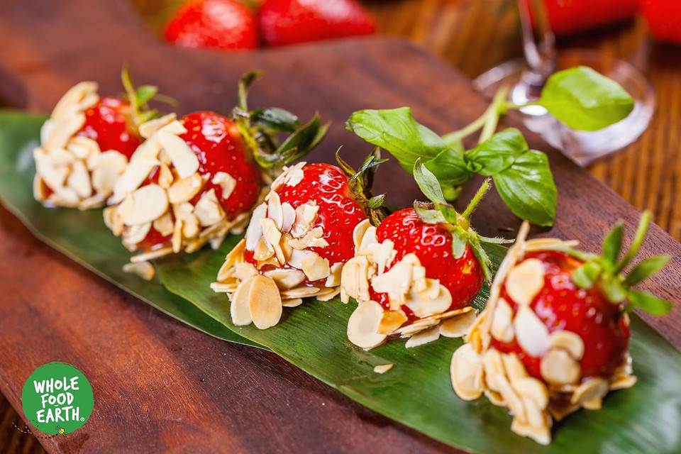 Wholefood Earth Organic Flaked Almonds  2 kg | GMO Free | Vegan | High Fibre | Source of Protein | Certified Organic