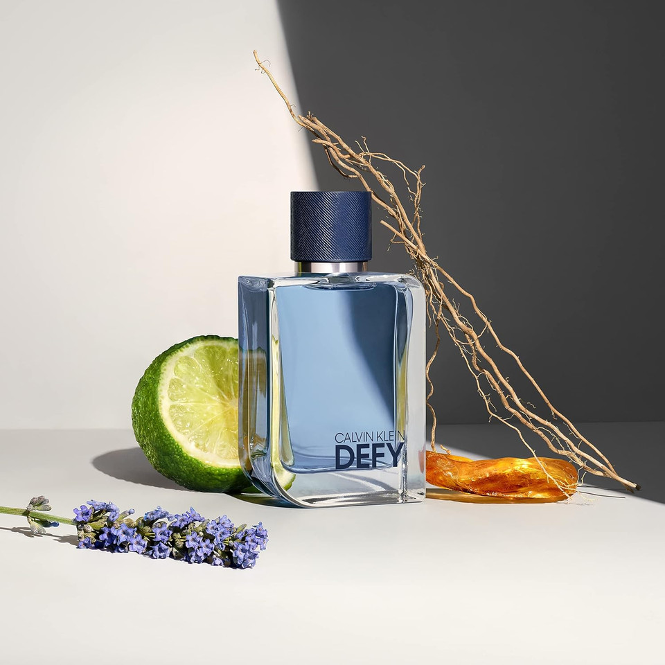 CALVIN KLEIN Defy - Eau de Toilette for Men - Woody Fragrance with Notes of Bergamot, Lavender Absolute and Vetiver Oil - Medium Longevity - 50ml