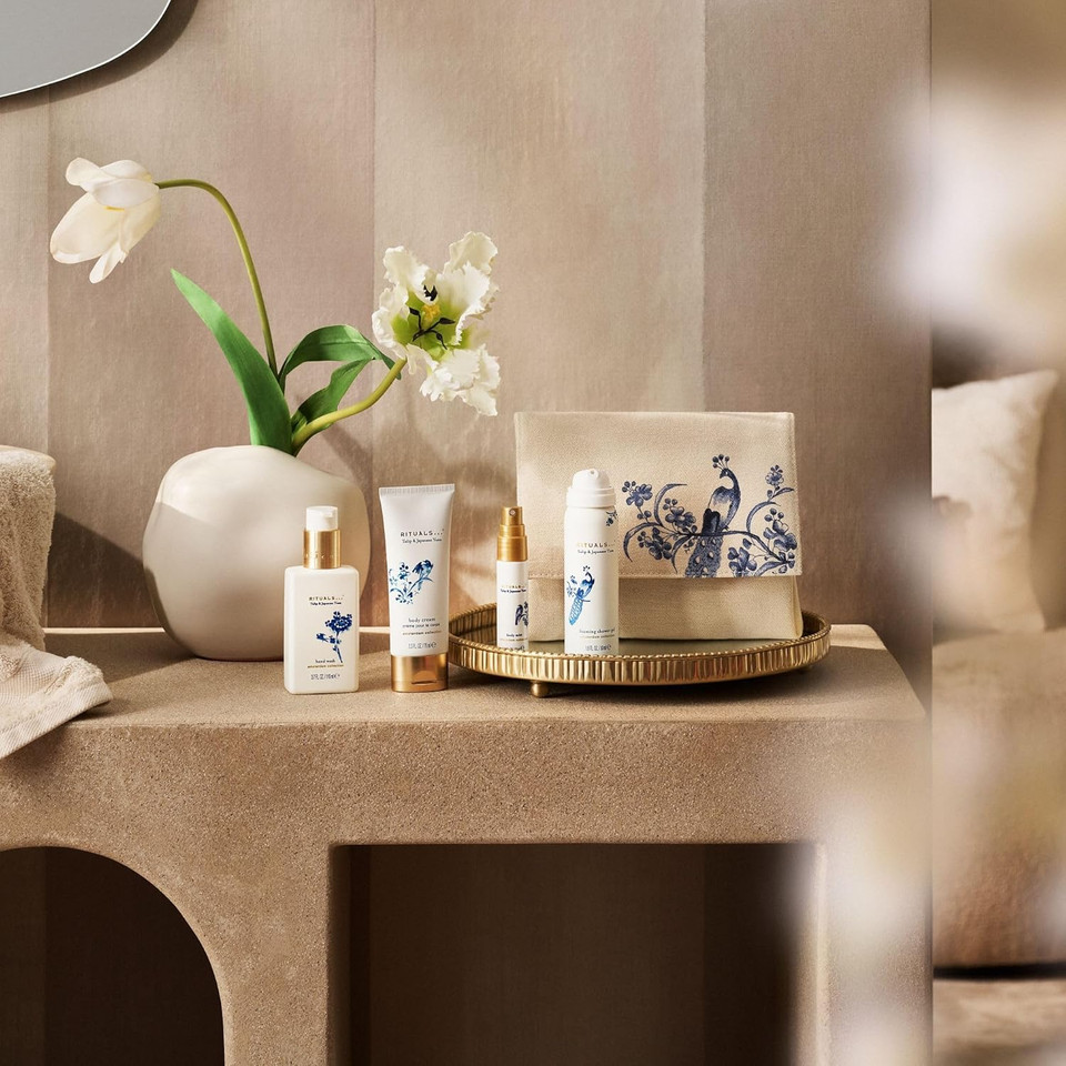 RITUALS Pouch Gift Set Amsterdam Collection - Gift set with Pouch Consisting of 4 Body Care Products, Gifts for Women with Japanese Yuzu and Tulips