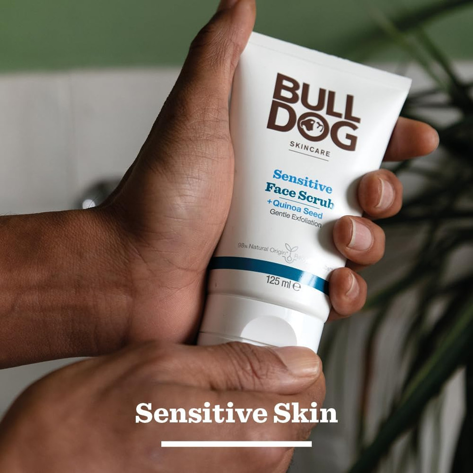 BULLDOG SKINCARE - Sensitive Face Scrub For Men Exfoliating Quinoa Seed Scrub 125 ml