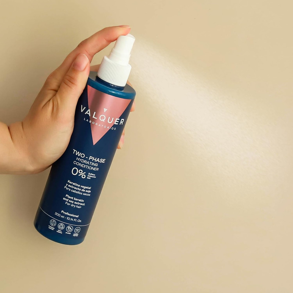 Valquer Ultra-Hydrating Bi-Phase Leave-In Conditioner for Dry and Damaged Hair. Moisturizing and revitalizing, it provides soft, manageable hair with soy extract and phytokeratine. 300 ml
