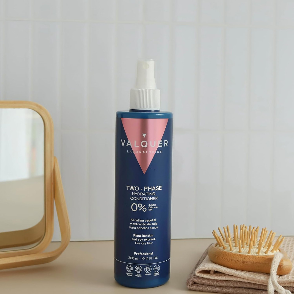 Valquer Ultra-Hydrating Bi-Phase Leave-In Conditioner for Dry and Damaged Hair. Moisturizing and revitalizing, it provides soft, manageable hair with soy extract and phytokeratine. 300 ml
