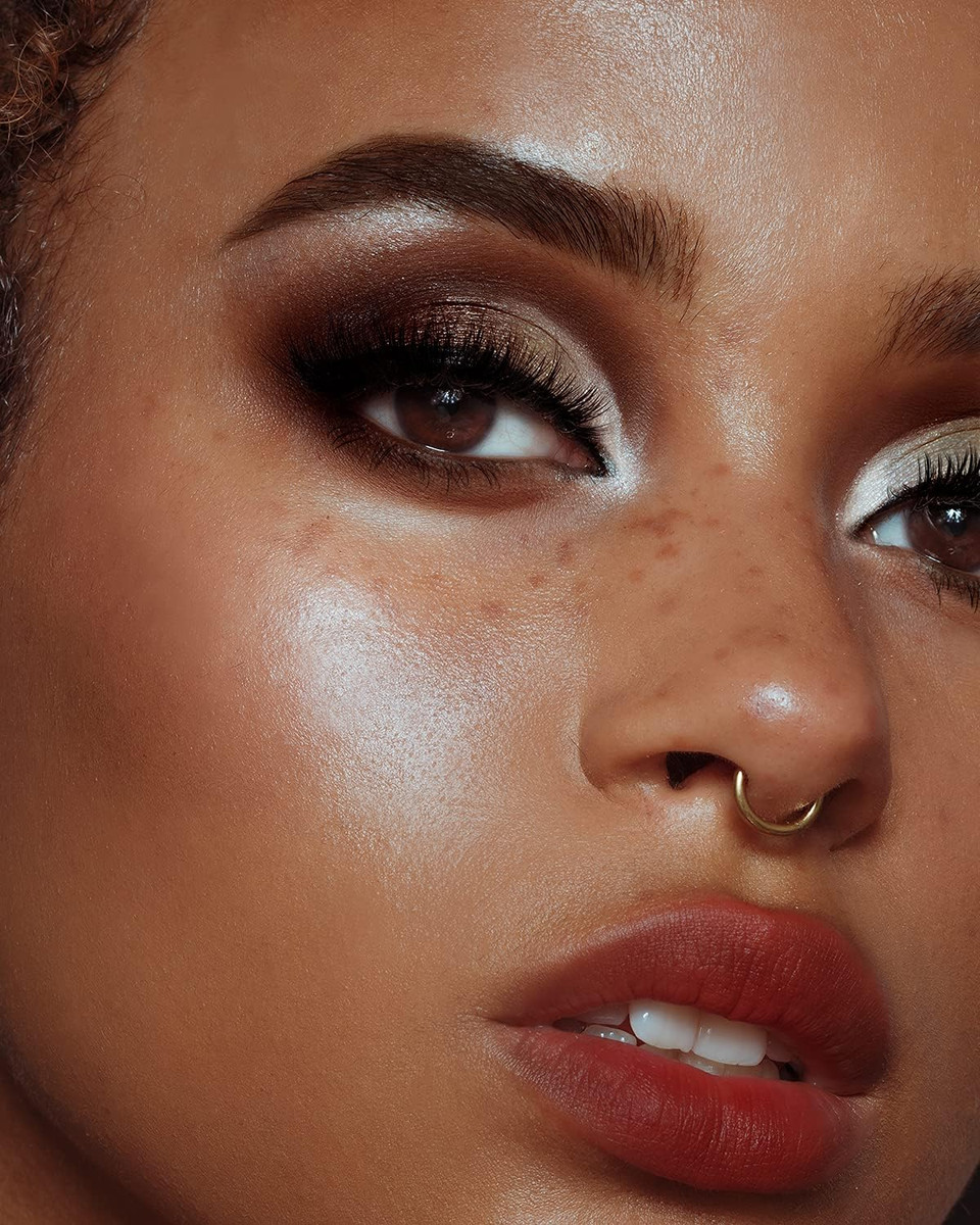 Sleek MakeUP i-Divine Eyeshadow Palette, 12 Shades in a Mix of Matte, Shimmer, Foil and Due-Chrome, Blendable and Highly Pigmented, Level Up