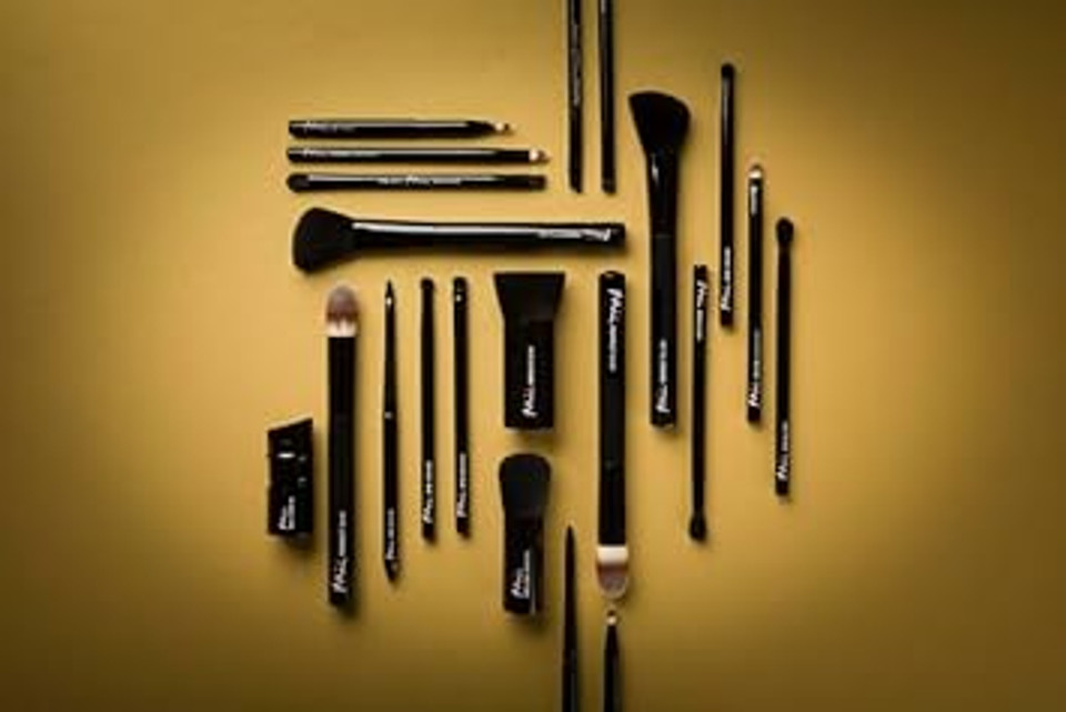 Mii Cosmetics Miracle Base Foundation Make Up Brush | Effortlessly Buffs and Blends & Flawless Finish