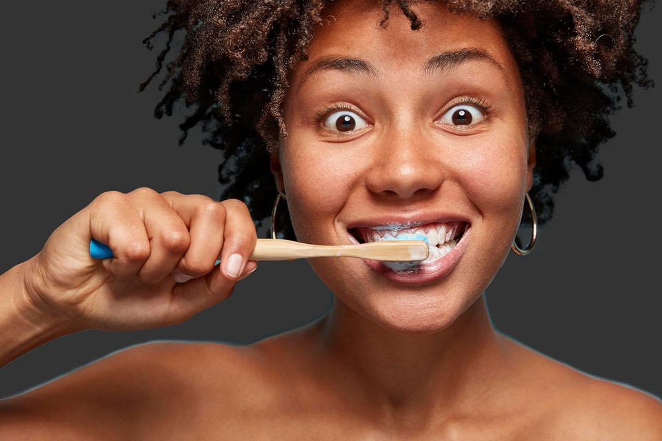 Kingfisher Natural Toothpaste Charcoal Mint Fluoride-Free | Vegetarian & Vegan | Oral Health Foundation Approved | Gluten-Free & GM-Free | Ethical Consumer Best Buy | 1x100ml Tube