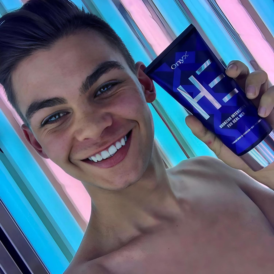Onyx HE Sunbed Cream for Men | Tanning Accelerator for Indoor & Outdoor Use | Light, Streak-Free Formula for Rapid, Dark Results | Hydrating Lotion to Enhance Tan and Highlight Muscle Definition