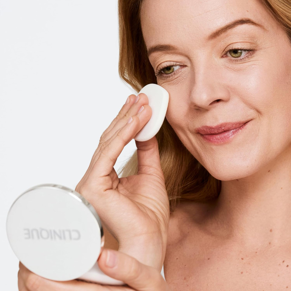 Clinique Beyond Perfecting Powder Lightweight Full Coverage Foundation + Concealer For Dry Combination To Oily Skin Types