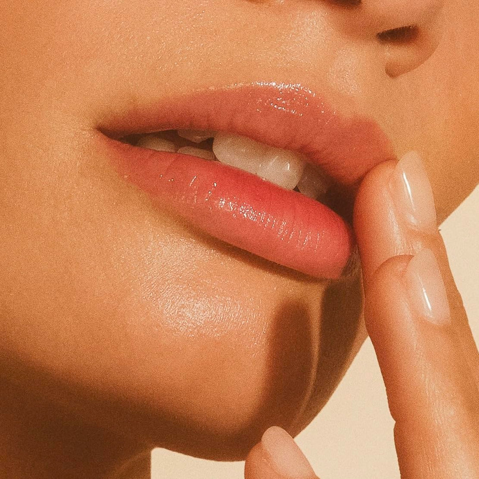 True Botanicals Moisture Lock Glossy Lip Balm | Hyaluronic Acid & Pomegranate For Dry, Aging Lips | Dermatologist Tested, All Natural, Vegan, Clinically Proven | Original/Clear | 0.14 Oz / 4 G