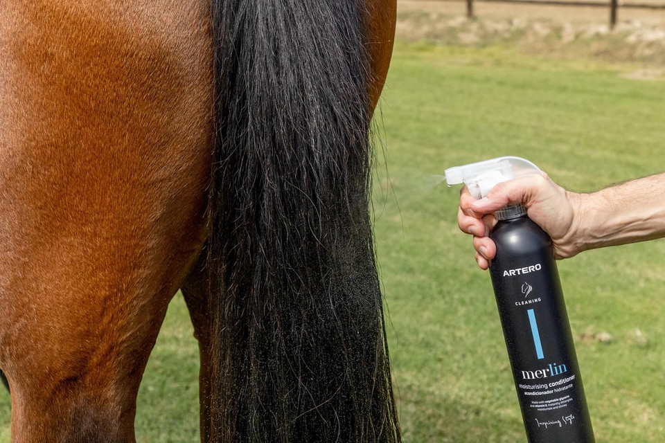 Artero Merlin 25.36 Oz. Detangling Spray For The Tail And Mane Of The Horse. With A 100% Natural Formula Provides A Softness And Shine To Your Horse'S Tail Instantly