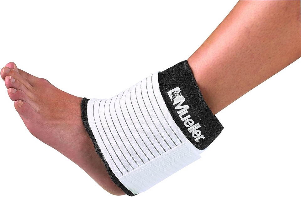 Mueller Sports Medicine Adjustable & Reusable Cold/Hot Wrap, Ice Pack, Cold & Hot Packs For Injuries And Pain Relief, White/Black