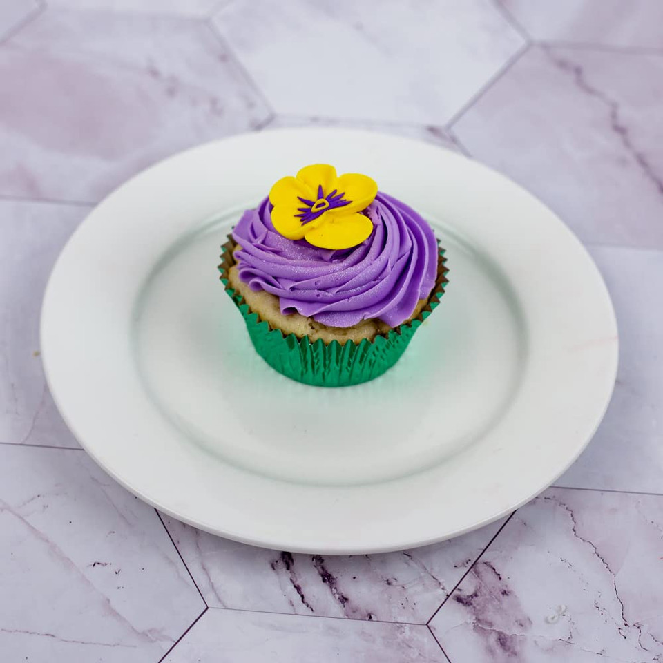 O'Creme Pansy Royal Icing Sugar Flower 1 Inch - For Cake Decorating - Decorations For Cakes, Cupcake Toppers - Birthday, Wedding, Valentines, Baby Shower - Set Of 12 White