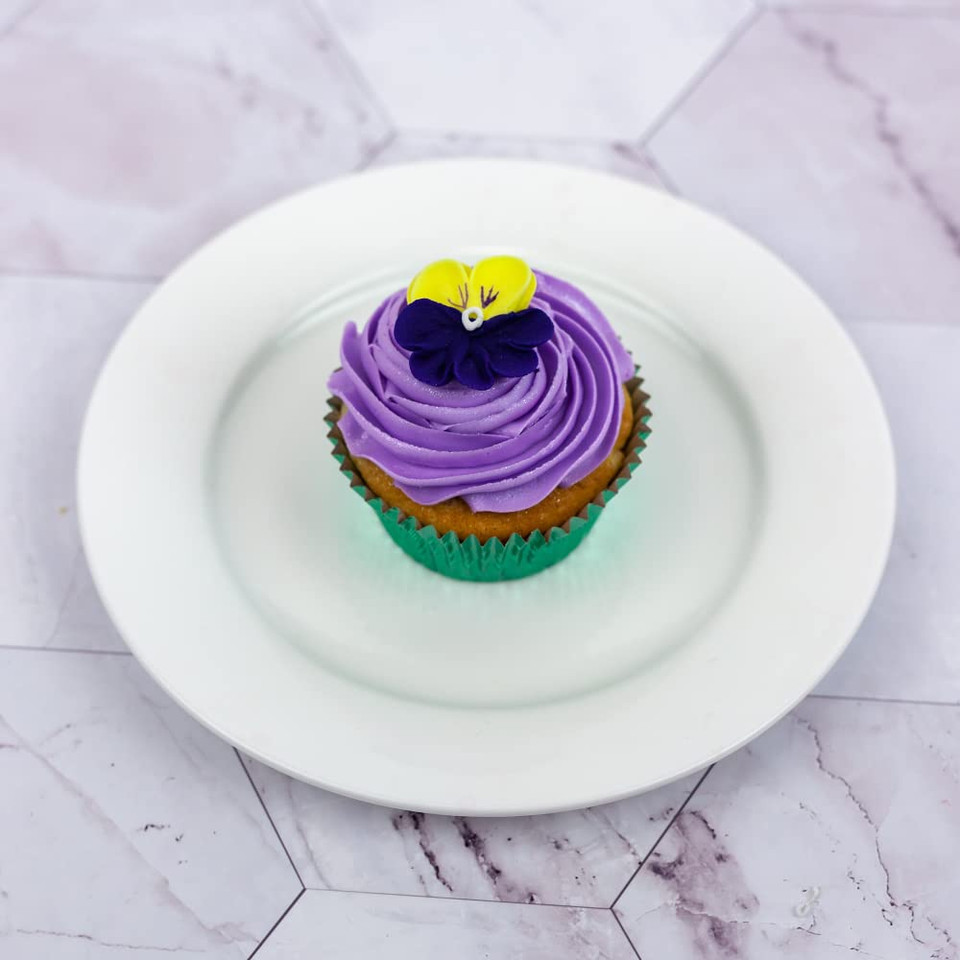 O'Creme Pansy Royal Icing Sugar Flower 1-1/4 Inch - For Cake Decorating - Decorations For Cakes, Cupcake Toppers - Birthday, Wedding, Valentines, Baby Shower - Set Of 16 Yellow/Blue