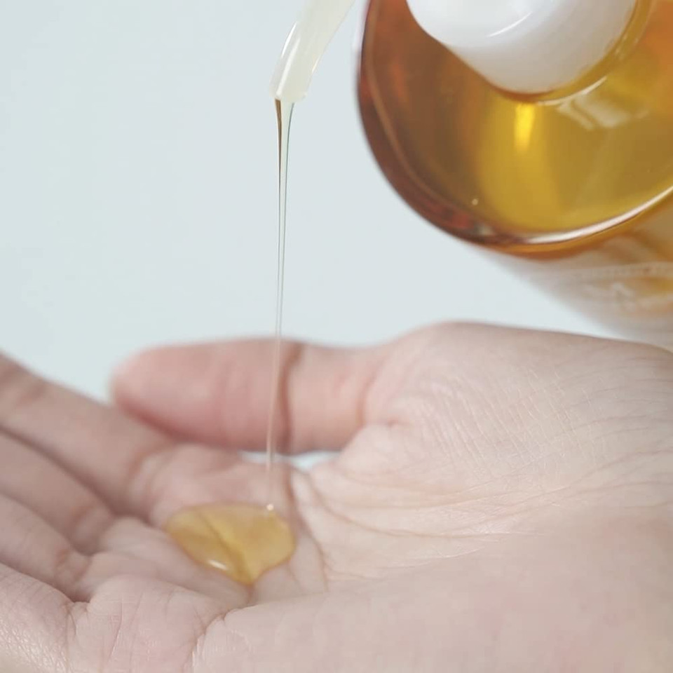 British M Annatto Hair Oil | Protects Hair | Vegan | For All Hair Type | Frizz-Free Shine | Instantly Absorbed | Treatment (2.36 Fl.Oz)