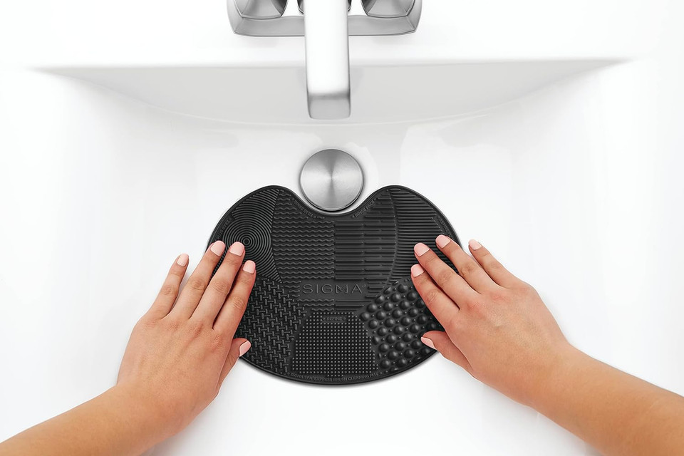 Sigma Beauty Makeup Brush Cleaner Mat  Sigma Spa Express Silicone Makeup Brush Cleaning Mat With Suction Cups For Cleaning Makeup Brushes, Compact Design Fit For Any Travel Makeup Kit (Black)Black1 Count (Pack Of 1)