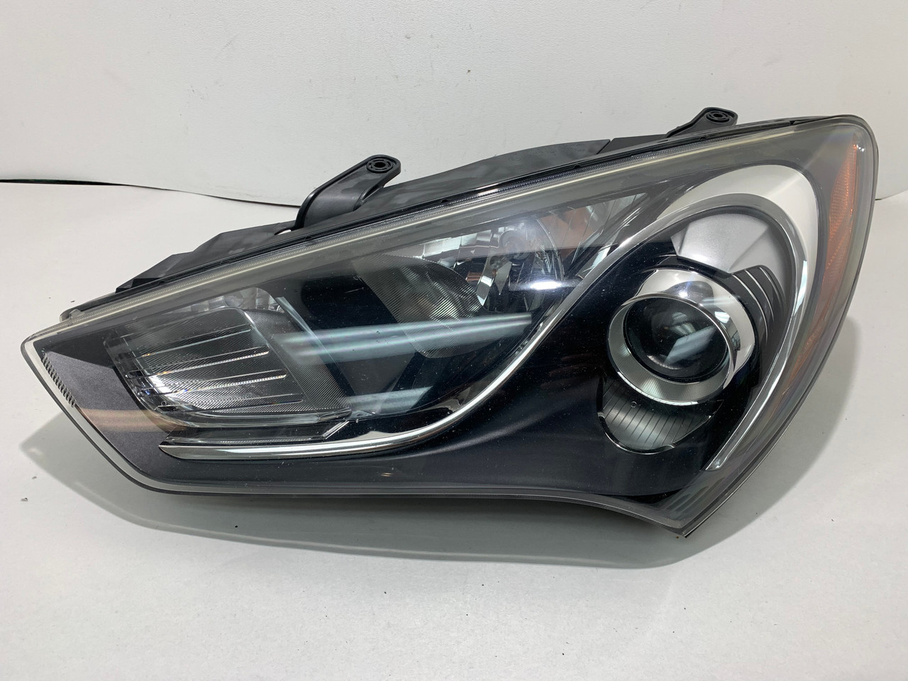 2013-2016 Hyundai Genesis Coupe Driver Side Xenon HID Headlight