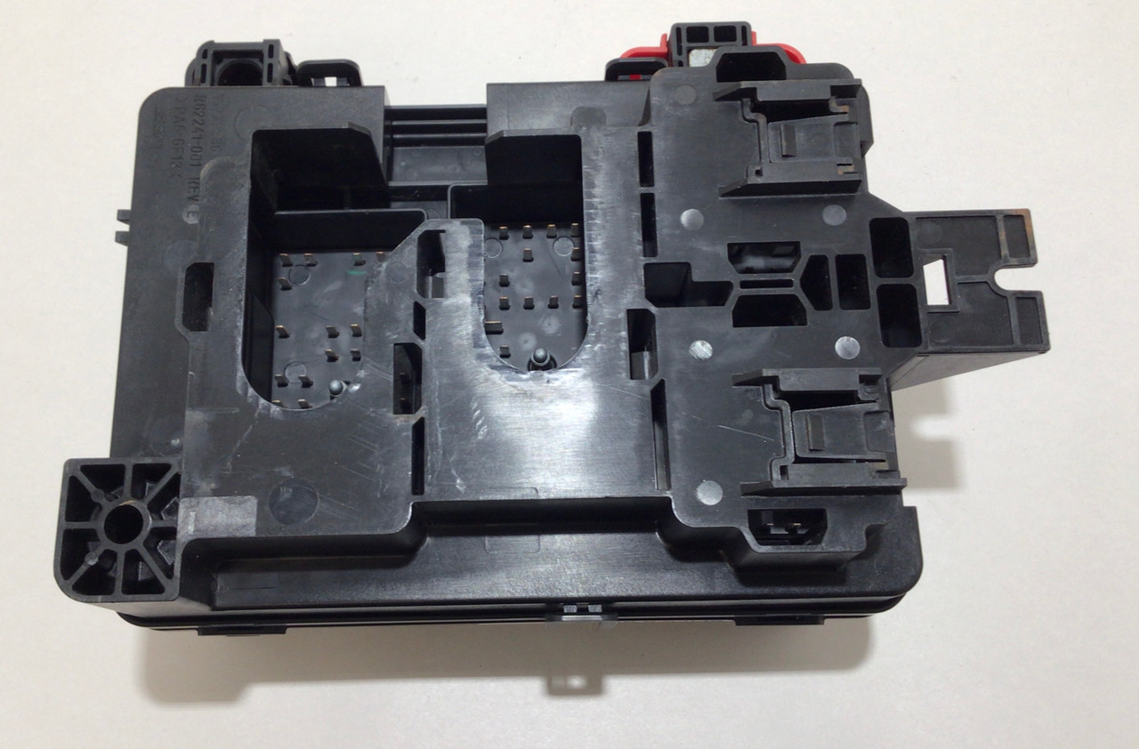 2006 Pontiac Solstice 2.4l Engine Bay Fuse Relay Box / 15849869 / PS045