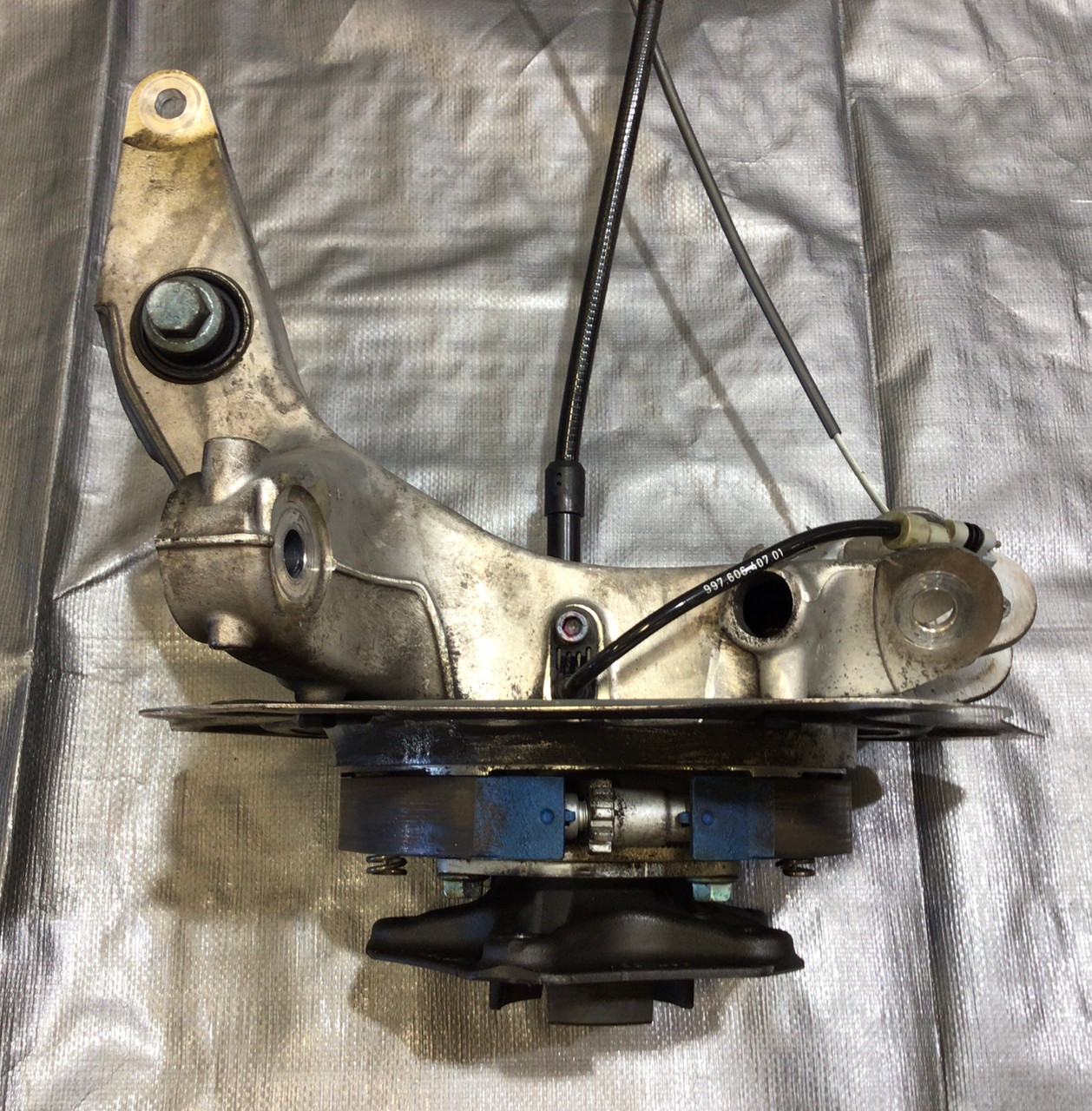 2005-2008 Porsche 997 911 Carrera Passenger Rear Knee Spindle Hub w ...