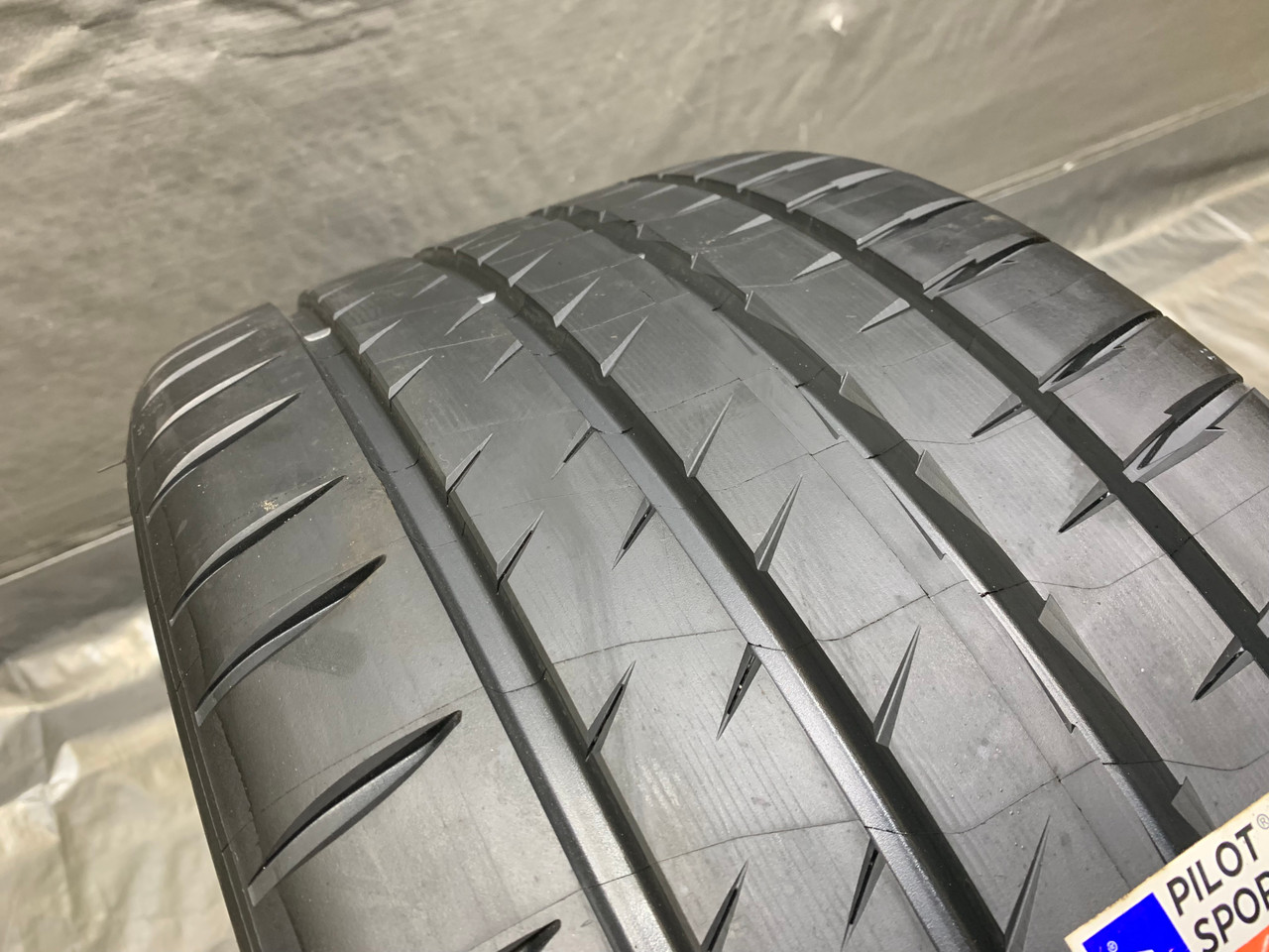 Single 265/40/18 Michelin Pilot Sport 4S Tire / BC019 - Redline