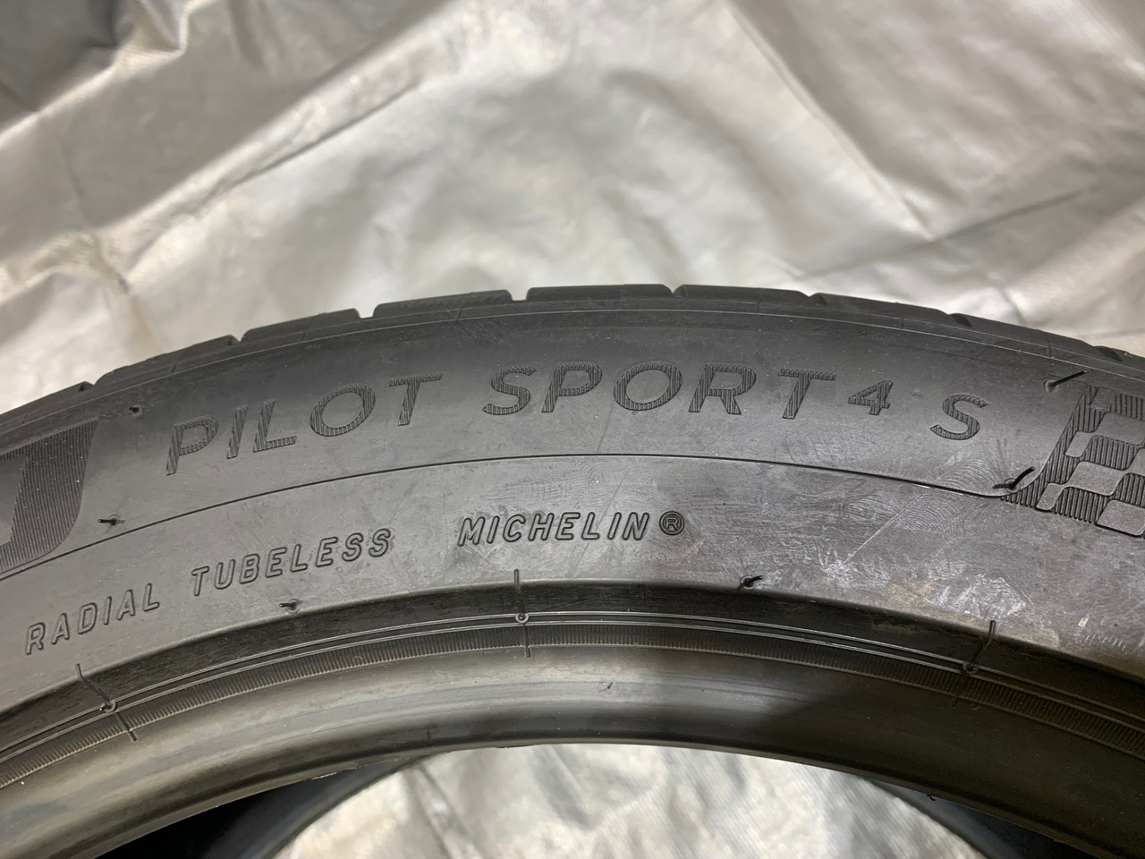 Single 265/40/18 Michelin Pilot Sport 4S Tire / BC019 - Redline