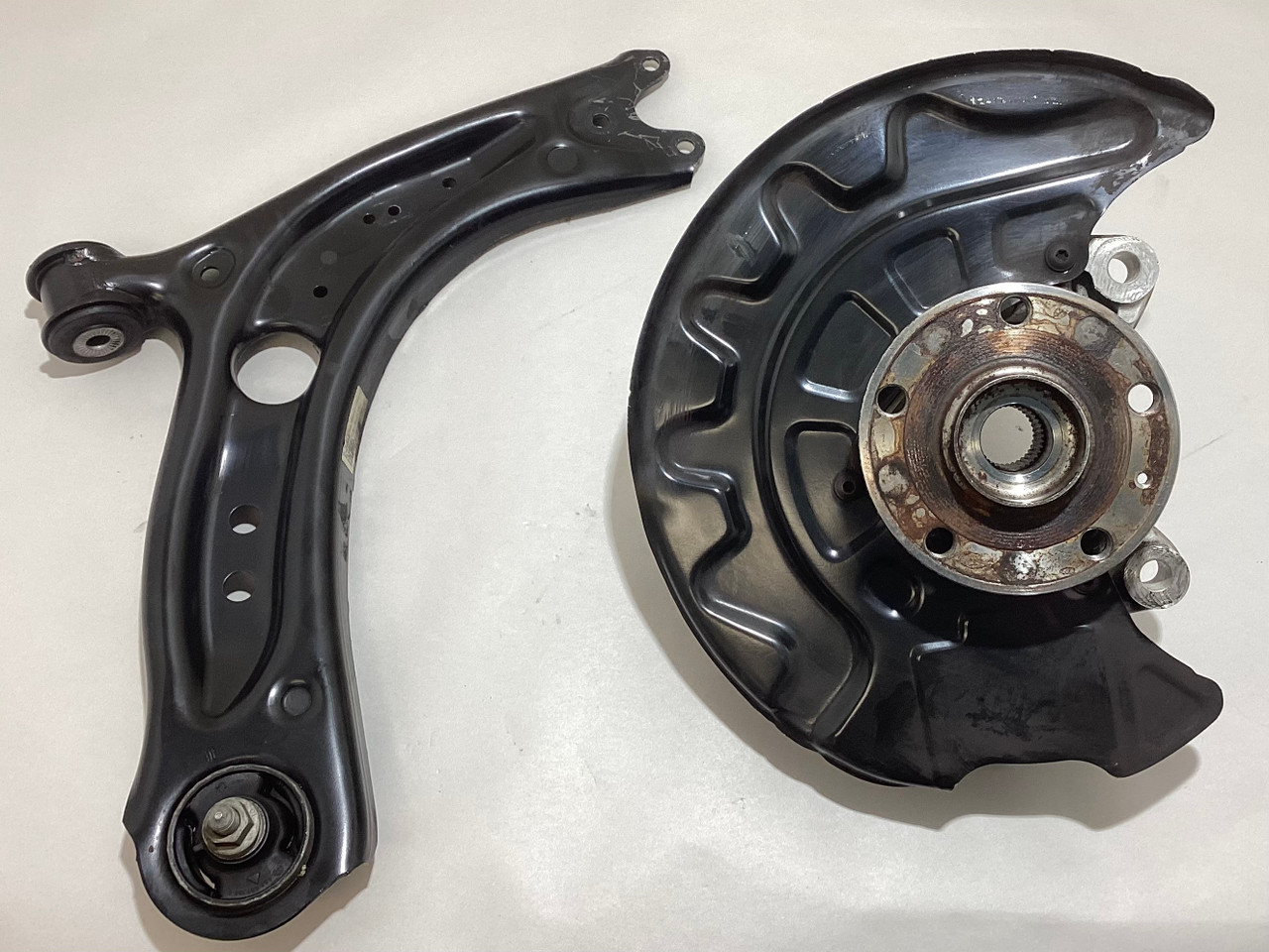 2015-2019 Volkswagen MK7 Golf R Passenger Front Knee Hub w  