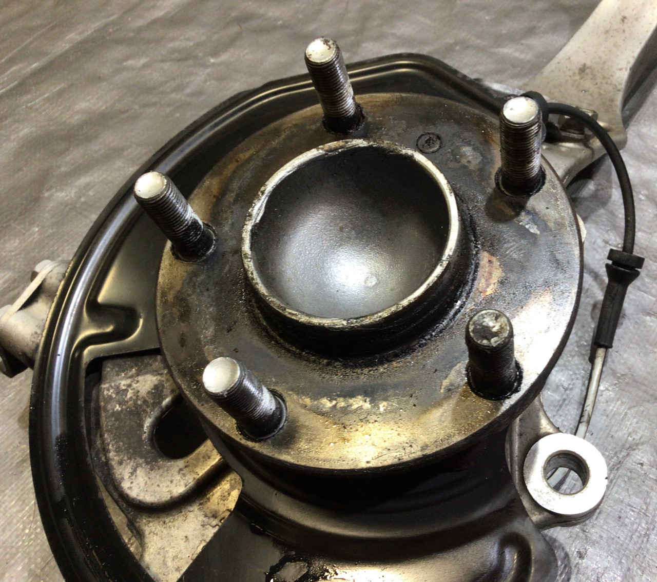 20032008 Nissan 350Z Passenger Front Knee / Spindle / Control Arm Set / 92K 5Z018 Redline